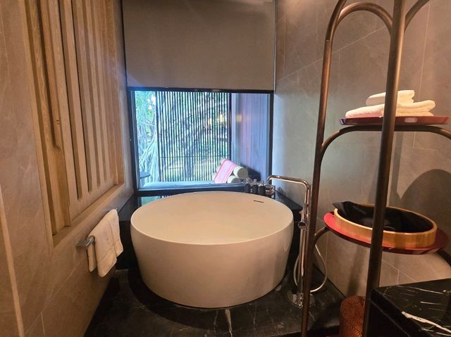 ANdAZ พัทยา โรงแรมในสวน ริมทะเล