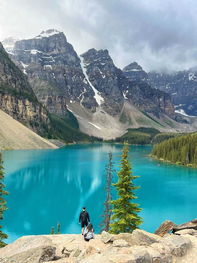 Moraine Lake ยอมในความฟ้าของทะเลสาบ