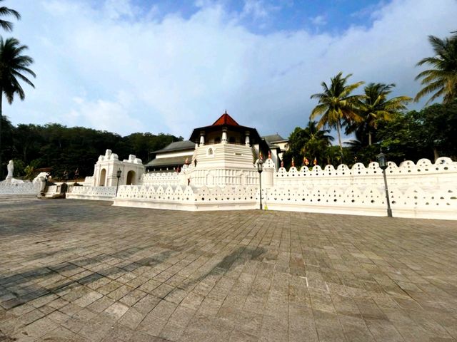 Explore the Historic Sri Dalada Maligawa Temple in Kandy, Sri Lanka