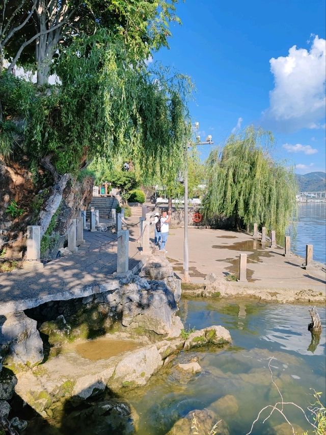 Island Stroll: Embracing the Beauty of Erhai Lake