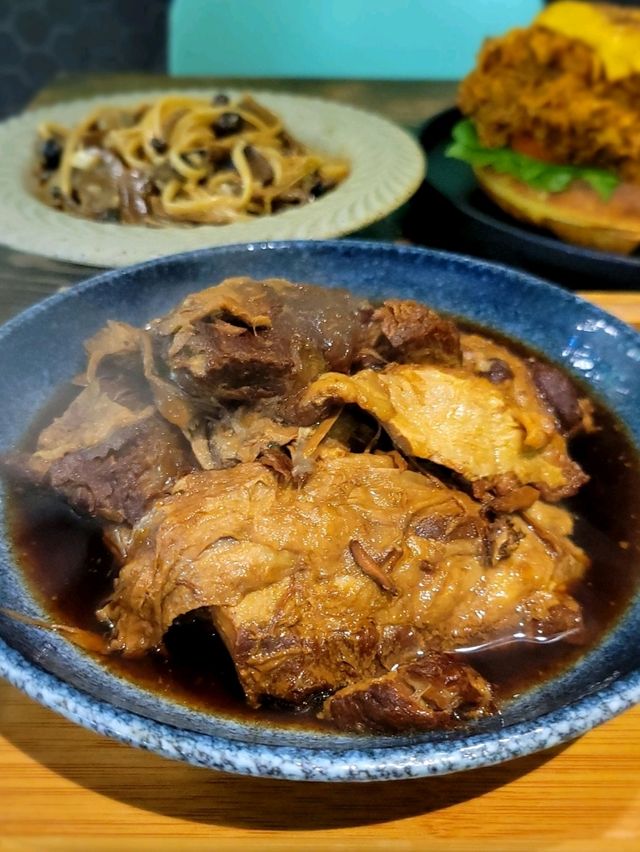 日曆牆下的甜品空間☕️懷舊港風cafe 日曆牆下的甜品空間☕️懷舊港風cafe