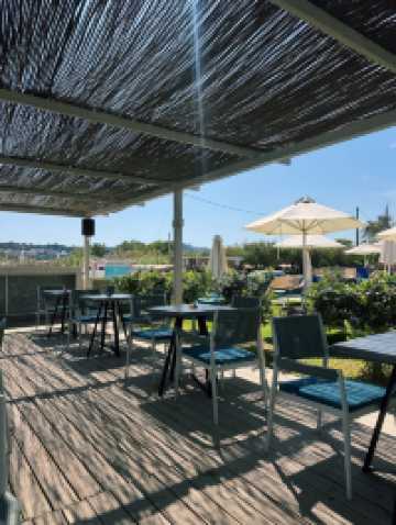 트실비 비치 앞에서의 여유로운 식사와 해변 산책