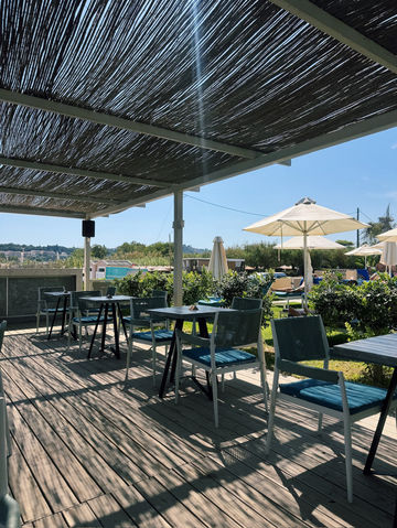 트실비 비치 앞에서의 여유로운 식사와 해변 산책