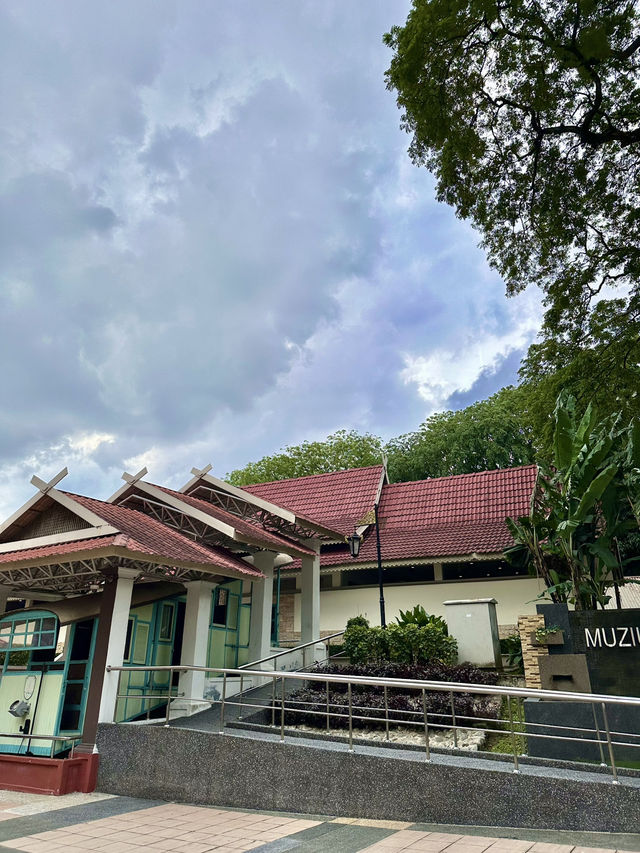 🪧 Traveler’s Tip from the Signboard — Right Outside Muzium Negara MRT Station