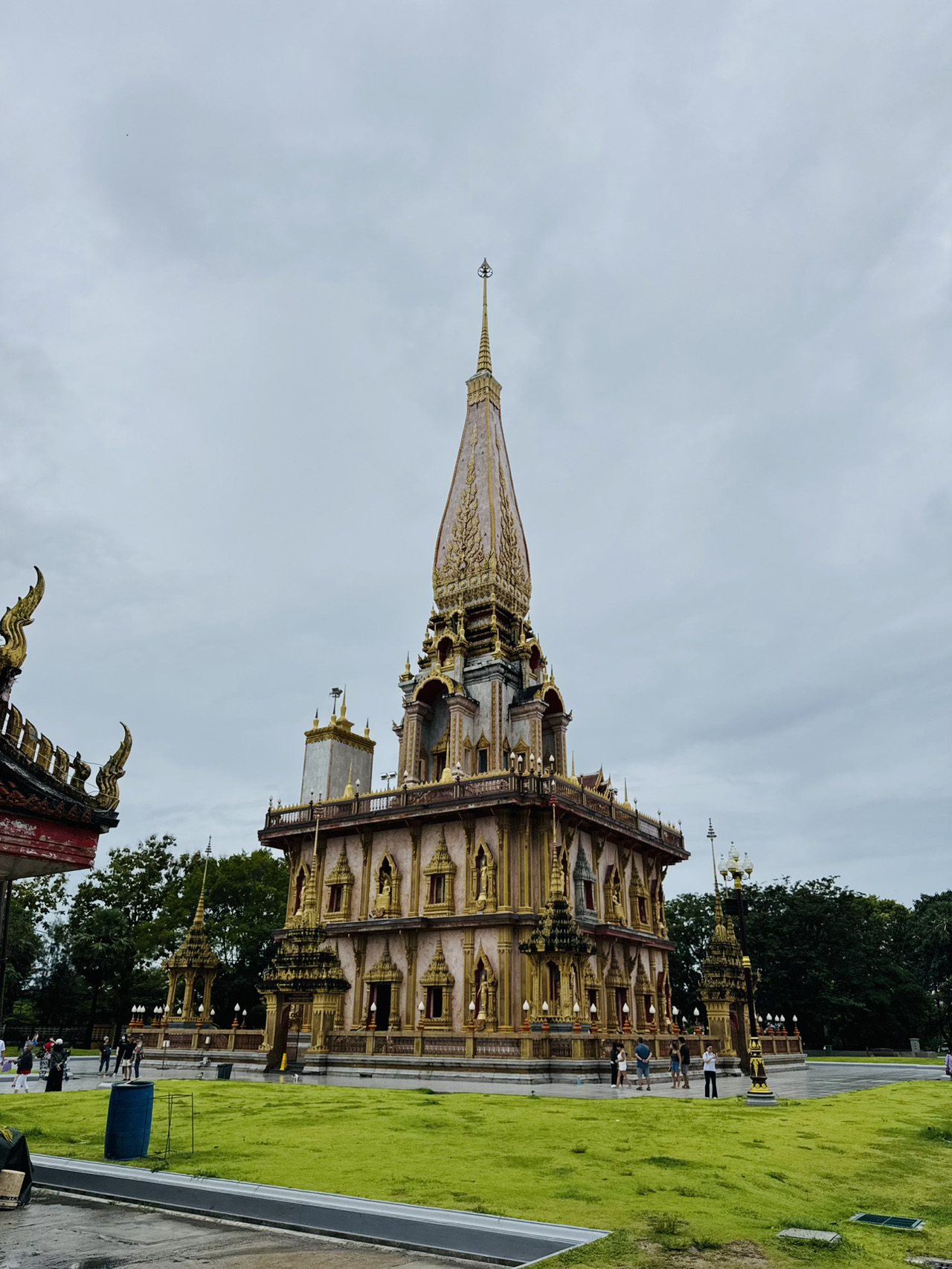 When visiting Phuket, don't miss the chance to stop by "Wat Chalong" or Wat Chaiyathararam, a renowned temple that holds a special place in the hearts of locals and tourists alike. Many come here to pay their respects and seek blessings for good fortune.

The temple is peaceful and beautiful, featuring the Great Pagoda of Chom Thai Baramee Prakat, which houses sacred relics of the Buddha for worship. The serene atmosphere makes it a perfect spot for making merit, taking photos, and spending some quiet time to rejuvenate your spirit.

If you're visiting Phuket, this is a must-visit destination to seek blessings and find peace of mind.

📍Wat Chalong (Wat Chaiyathararam), Mueang District, Phuket Province.