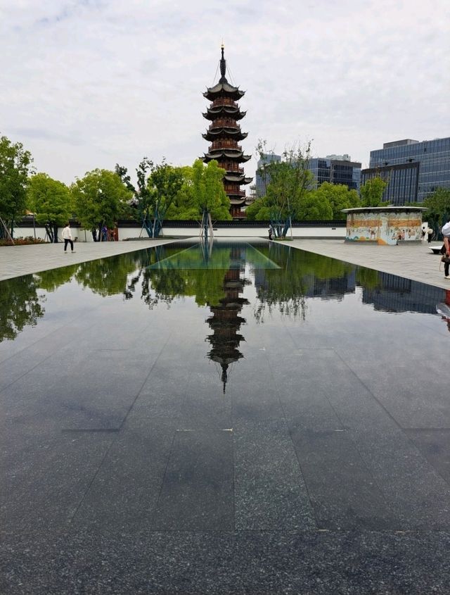 Longhua Temple เซี่ยงไฮ้ วัดเก่าแก่แห่งเมืองมังกร Longhua Temple เซี่ยงไฮ้ วัดเก่าแก่แห่งเมืองมังกร
