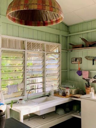 熱浪島（Redang Island）被譽為馬來西亞最夢幻的度假勝地之一，以純白沙灘、碧藍海水和多彩珊瑚而著名，吸引唔少潛水愛好者同自然愛好者。位於丁加奴州，鄰近漁村，環境清幽，非常適合放鬆身心兼遠離都市繁囂。沙灘上兩棵椰子樹下嘅景色，配合藍天白雲遠處小島同船隻，絕對係打卡度假首選！

🌊推薦遊玩路線：
可以由吉隆坡或者檳城搭乘國內航班直飛登嘉樓，大約1小時航程，然後再轉乘快艇抵達熱浪島。下船後建議直接去沙灘散步，感受椰樹下迎風的悠閒，同時可以欣賞遠方的小島和海上船隻景致。

🐠必玩項目：
必試浮潛或深潛，熱浪島嘅海底世界真係好精彩——各種顏色嘅珊瑚加上海量魚類，包括超可愛嘅小丑魚，近在咫尺同你游來游去。民宿附近嘅漁村亦可閒逛，感受當地樸素生活風情。記得搵日落時刻影相，光線效果特別靚。

📸打卡位推薦：
1. 沙灘椰樹下 — 藍天白雲背景同椰樹絕對係IG感滿分
2. 浮潛時候同小丑魚同框 — 水下拍攝裝備必備
3. 民宿外渔村街景 — 慢慢行慢慢影，感受淳樸小島之美
4. 清晨或黃昏海灣 — 不同時段氛圍各有特色

⏰實用貼士&注意事項：
- 建議預訂早班飛機，這樣當日中午前就可以到島上展開行程
- 夏季（3月至10月）海水最清，可見度高，適合浮潛
- 請帶足防曬用品，紫外線超強，帽子同太陽眼鏡都不可少
- 浮潛用具大部份民宿或度假村有提供，不過如有要求可自備
- 旺季（學校假期或公共假期）人流相對較多，提早預訂住宿較安心
- 島上商店選擇唔多，建議帶齊必需用品如蚊怕水、防曬、飲用水等

氛圍感總結：住在丁加奴州漁村民宿，早晚都可以聽到海浪聲，放空發呆感受最地道的度假體驗。整個熱浪島都充滿自然野趣，啲魚同珊瑚近在眼前，成個人被治癒！

— 話題 —
#熱浪島美景 #馬來西亞浮潛 #海島度假 #椰樹打卡 #漁村生活