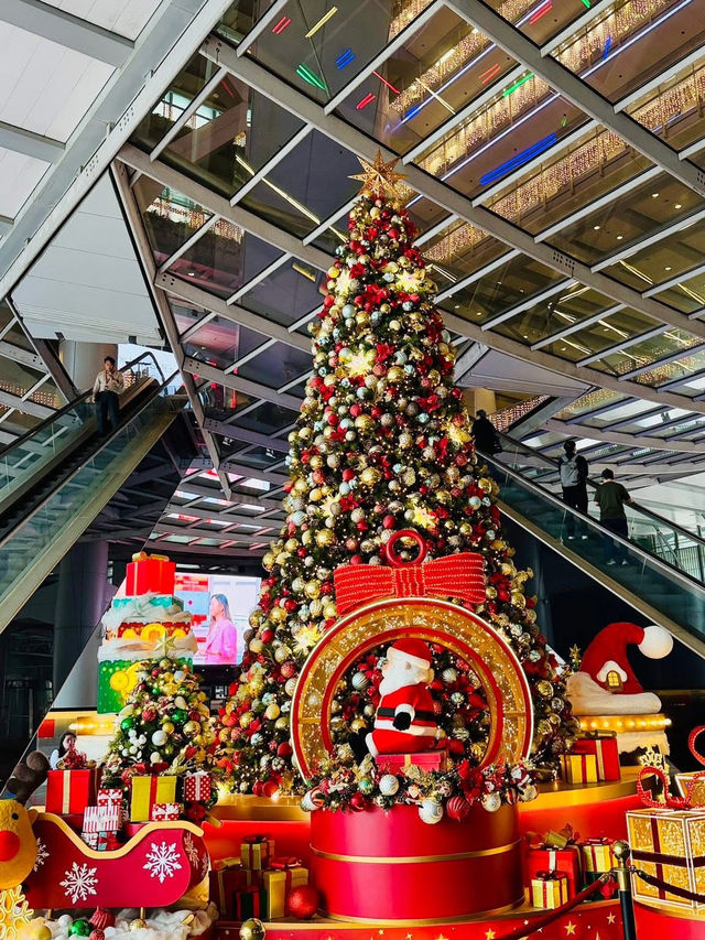 Neon Noel: Hong Kong's Dazzling Urban Christmas Tapestry Neon Noel: Hong Kong's Dazzling Urban Christmas Tapestry