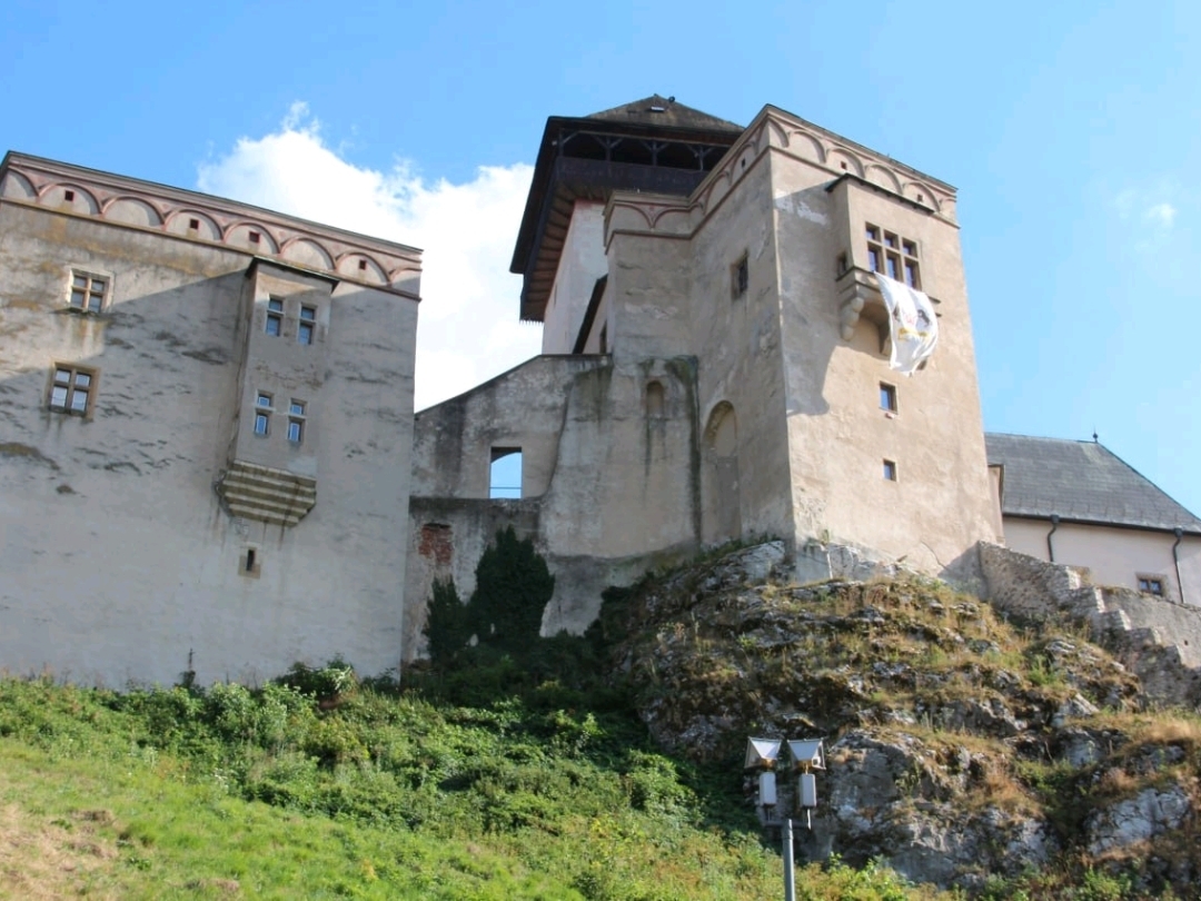 ปราสาทTrenčín – ปราสาทของสโลวาเกียบนหินแนวตั้ง