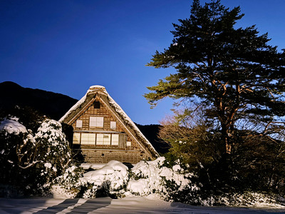 白川郷合掌造り集落の夕暮れの雪景色 | Trip.com 白川村