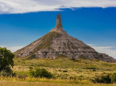 เที่ยวเนบราสกา สหรัฐอเมริกา ดื่มด่ำกับธรรมชาติและประวัติศาสตร์อเมริกาแถบมิดเวสต์ ไฮไลท์สำคัญคือสวนสัตว์ชั้นนำของโลกอย่าง Omaha's Henry Doorly Zoo and Aquarium, ชมทิวทัศน์ที่แปลกตาที่ Scotts Bluff National Monument และ Toadstool Geologic Park, เดินเล่นในสวนสวย Sunken Gardens ในลินคอล์น, หรือชมความแปลกของศิลปะที่ Carhenge 
#เนบราสกา 
ที่เที่ยวแนะนำในเนบราสกา
โอมาฮา (Omaha): สวนสัตว์ Henry Doorly Zoo (ได้รับยกย่องว่าดีที่สุดในโลกหลายปี), ย่านประวัติศาสตร์เมืองเก่าโอมาฮา (Old Market), พิพิธภัณฑ์ศิลปะจอสลิน, และ Lauritzen Gardens
ลินคอล์น (Lincoln): เมืองหลวงของรัฐที่มี Sunken Gardens, พิพิธภัณฑ์มหาวิทยาลัยแห่งรัฐเนแบรสกา
เนบราสกาแพนแฮนเดิล (Panhandle): แหล่งท่องเที่ยวเชิงธรณีวิทยาและประวัติศาสตร์ เช่น แหล่งประวัติศาสตร์ชิมนีย์ ร็อก (Chimney Rock), อุทยานธรณีวิทยาโท๊ดสตูล (Toadstool Geologic Park), และคาร์เฮนจ์ (Carhenge) ซึ่งเป็นแบบจำลองสโตนเฮนจ์ที่ทำจากรถยนต์
ธรรมชาติและกิจกรรม: Lake McConaughy สำหรับกิจกรรมทางน้ำ, Smith Falls State Park ชมน้ำตกที่สูงที่สุดในรัฐ, และ Fort Robinson State Park 
ข้อแนะนำการเที่ยว
ช่วงเวลาที่น่าเที่ยว: ช่วงฤดูใบไม้ผลิถึงฤดูใบไม้ร่วง (เมษายน-ตุลาคม) อากาศดีเหมาะแก่การเที่ยวชมธรรมชาติ
การเดินทาง: รถยนต์ส่วนตัวหรือเช่ารถเป็นวิธีที่สะดวกที่สุดในการเดินทางท่องเที่ยวระหว่างเมืองต่างๆ 

เนบราสกาเป็นรัฐที่เน้นการท่องเที่ยวแนวธรรมชาติ อุทยานแห่งชาติ และเรียนรู้ประวัติศาสตร์การบุกเบิกตะวันตก