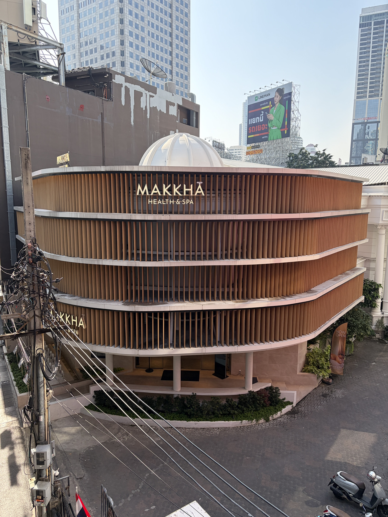 
Cabang yang satu ini baru saja buka di penghujung tahun 2025.  
Sebelumnya tempat ini memang sudah jadi tempat spa, tapi seluruh bagian dalamnya telah direnovasi total—jadi benar-benar baru dan bersih.  
Tekanan air shower-nya kencang, saluran pembuangan airnya lancar, dan suhunya juga pas banget.  
Terapis aromaterapi yang melayani saya juga luar biasa!  
Dua tahun lalu, saya pernah ke cabang ASOK yang ada di seberang jalan.  
Waktu itu air shower-nya menggenang dan tekanan airnya juga lemah.  
Kalau kalian berencana ke sini, pastikan pilih cabangnya dengan teliti, ya!  

Cabang ini juga menyediakan welcome tea dan camilan.  
Setelah pijat selesai, kalian akan disajikan mango sticky rice yang cantik dan lezat, pas banget buat diposting di media sosial!