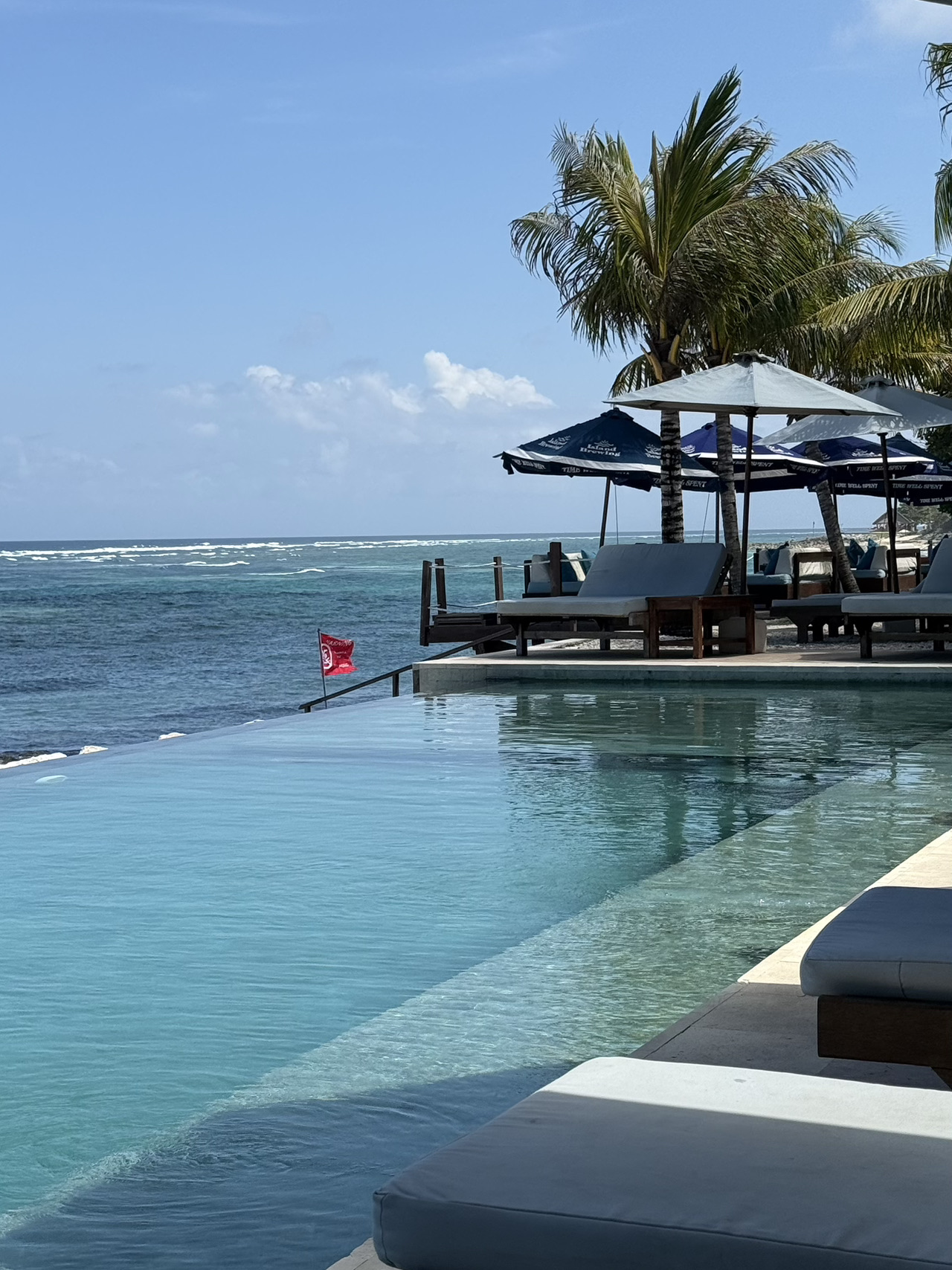 峇里 Timbis Beach Club 直擊：號稱「零入場費」真係咁抵玩？話你知隱藏收費同真實體驗。