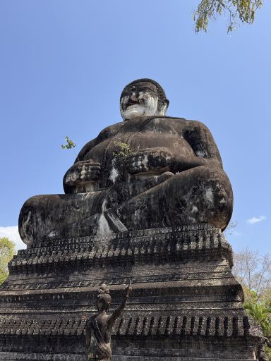 高さ25メートルの巨大石像。 | Trip.com ノーン・カーイ