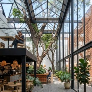 Spacious eatery with live screenings 