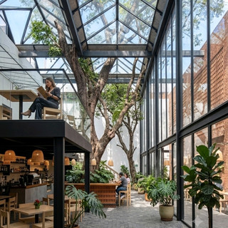 Spacious eatery with live screenings 