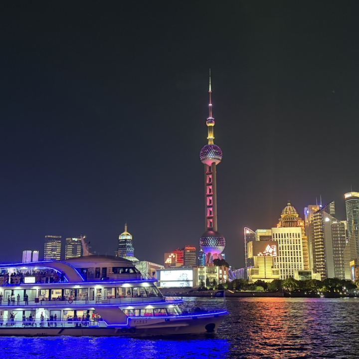 上海灘（シャンハイタン）の夜景：外灘（ワイタン）に明かりが灯る瞬間