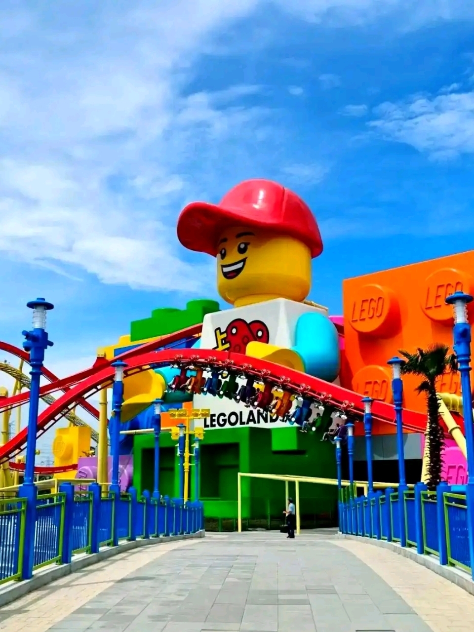 LEGOLAND Shanghai Resort is finally opening! Located in Fengjing Town, Jinshan District, Shanghai, the new park will officially open to the public on July 5, 2025. Specially designed for families with children aged 2 to 12, it is the world's largest LEGOLAND theme park. The kids are absolutely thrilled! 🥳

This resort beautifully blends Chinese culture with creativity, featuring 8 major themed areas and over 75 interactive rides and attractions. You won't want to leave! ⛲️✨

🔥 Must-do highlights in the park:
· Eight themed lands, including the world's first "LEGO Monkie Kid" zone, alongside LEGO City, LEGO Castle, and LEGO Ninjago. Every area is packed with surprises and creativity!
· MINILAND: Famous Chinese landmarks and historical sites are recreated using LEGO bricks. The spectacular mix of indoor and outdoor skyscrapers is a sight to behold~
· The entire park uses over 85 million LEGO bricks—a true feast for the eyes!



[Address] Fengjing Town, Jinshan District, Shanghai (close to Shanghai Hongqiao, with convenient transportation)
[Opening Date] Officially opening on July 5, 2025 (advance reservations are recommended)
[Best For] Families with children aged 2-12
[Tips] Make sure to set aside a full day to explore. You might even bump into some giant LEGO characters!

Enjoy family fun and come discover more joyful moments in the world of LEGO~