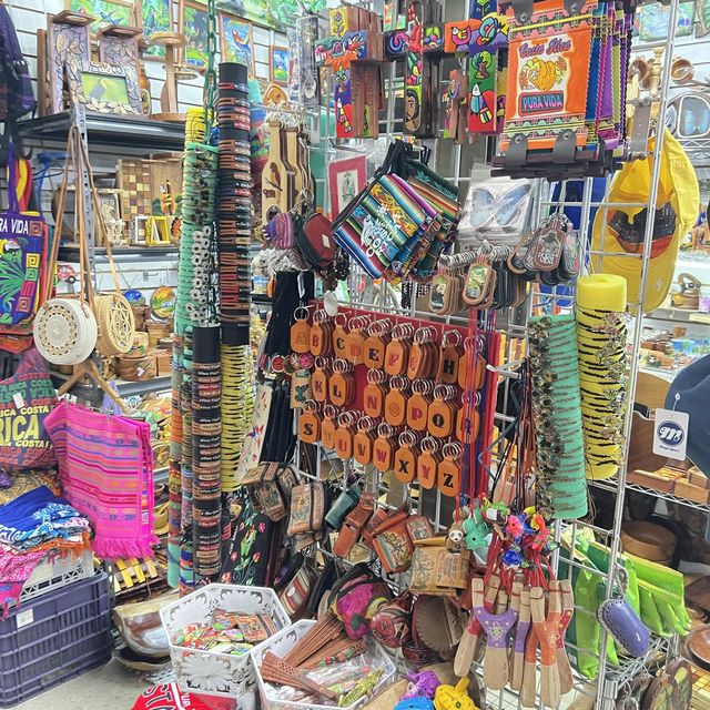 Market with mainly souvenirs 