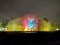  Beautiful park woven with water and light 