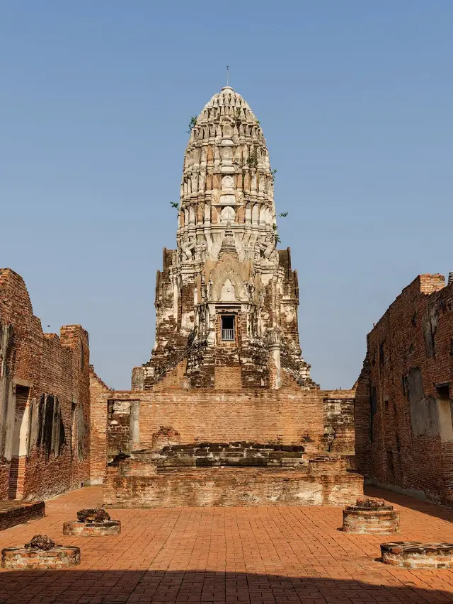 Wat Ratchaburana - old beautiful temple