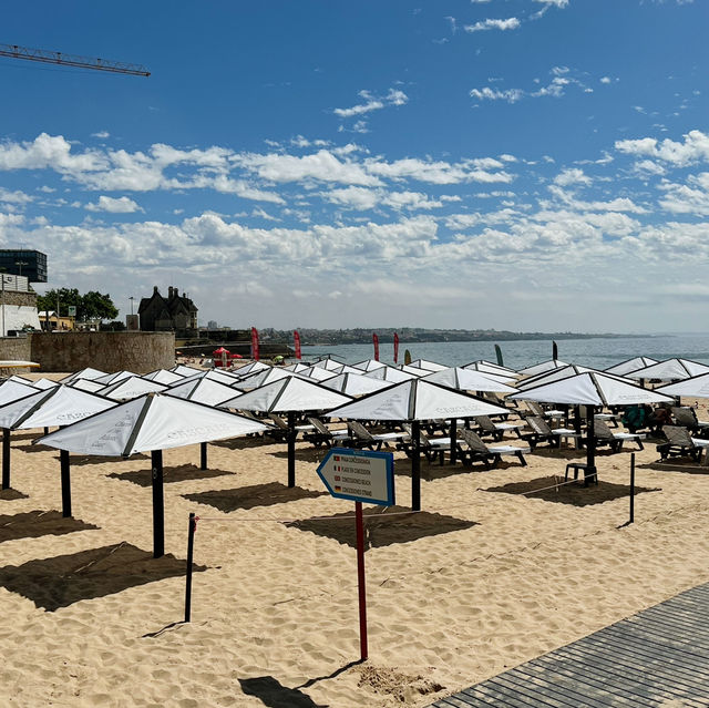 《葡萄牙Cascais🇵🇹》海灘水清沙幼，鄰近火車站
