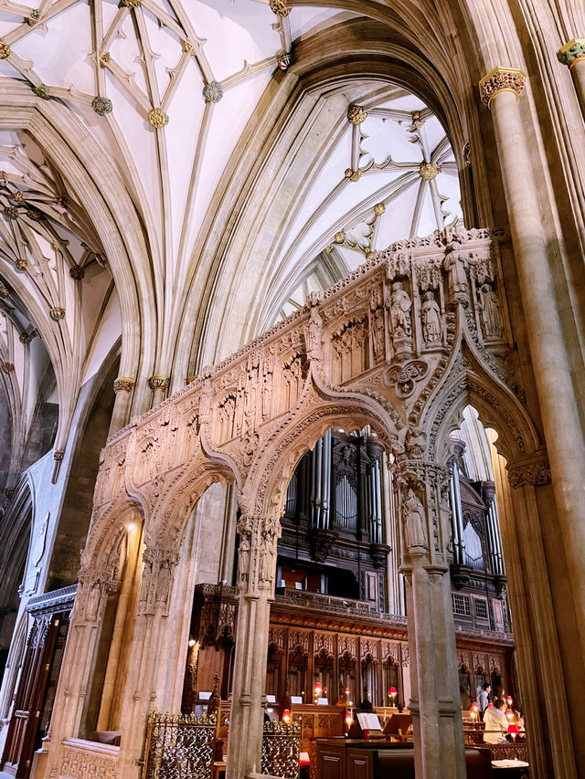 Bristol Cathedral: A Hidden Gem of Gothic Grandeur ⛪✨