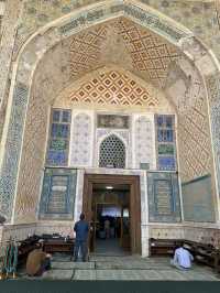 Spring Visit to Bolo Hauz Mosque – A Reflection of Beauty 