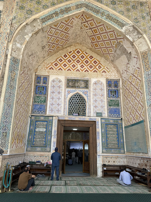 Spring Visit to Bolo Hauz Mosque – A Reflection of Beauty 