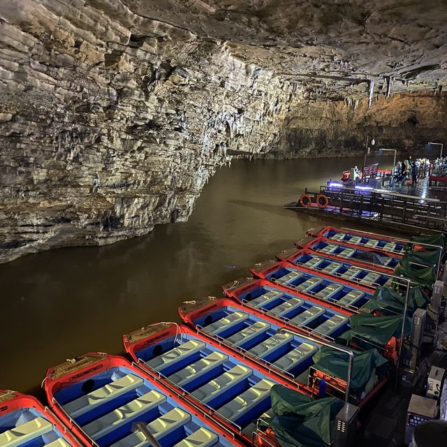 Huanglong colorful cave
