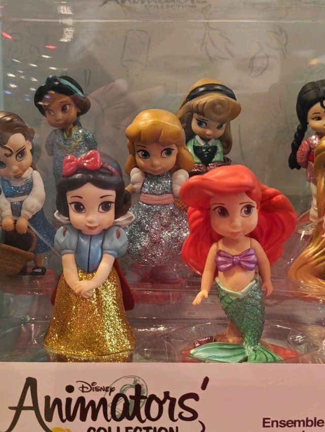 Heyyyy here we are at Disney Storeeee