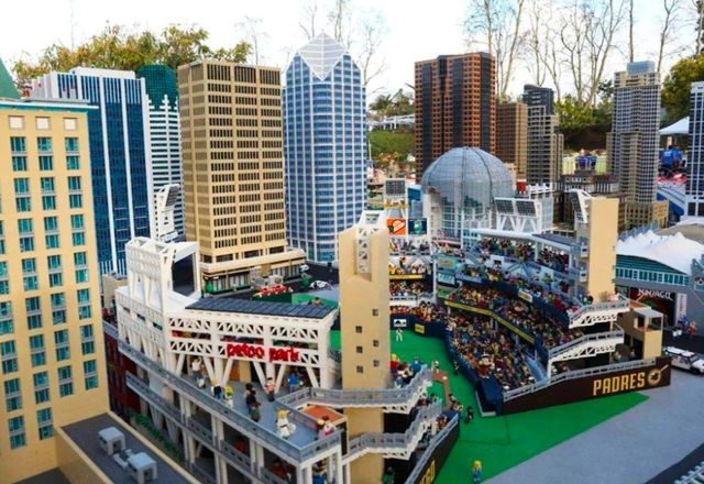 Let children scream in the LEGO-themed park - a big world created by small building blocks.