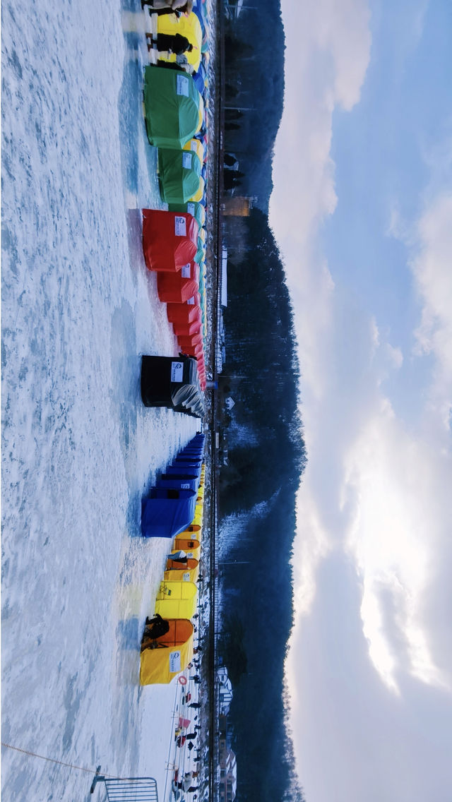 在冰上享受親手釣魚之趣，平昌鱒魚慶典