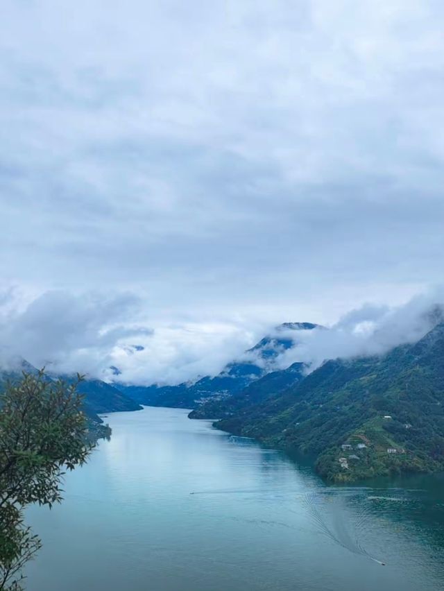 清江畫廊，一幅美麗的山水風景圖