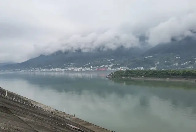 I once traveled to the Three Gorges near Wushan, and saw paintings that looked just like WushanGorges