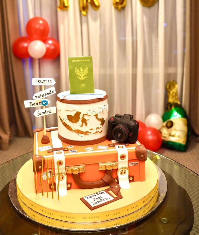 Unleash Your Passion with a Spectacular Travel & Photographer Themed Cake by @rrcakes.birthday! 🌍📷🎂