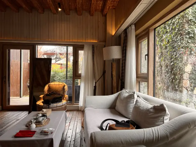 The Pure Land Beneath the Snowy Mountains - Lijiang Yuhu Villa's Yulu