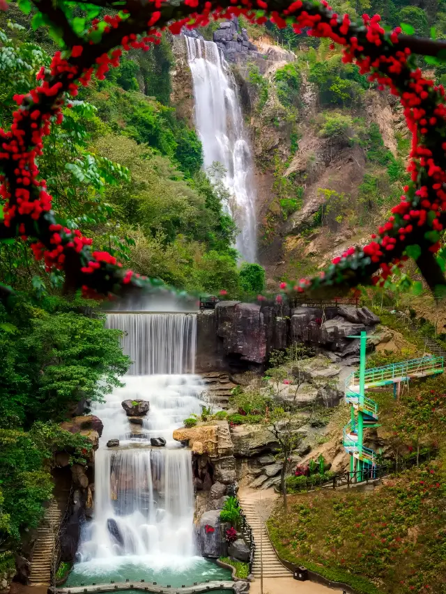 Guangdong also boasts beautiful spots with waterfalls hundreds of feet high and lakes as emerald as those in Jiuzhaigou