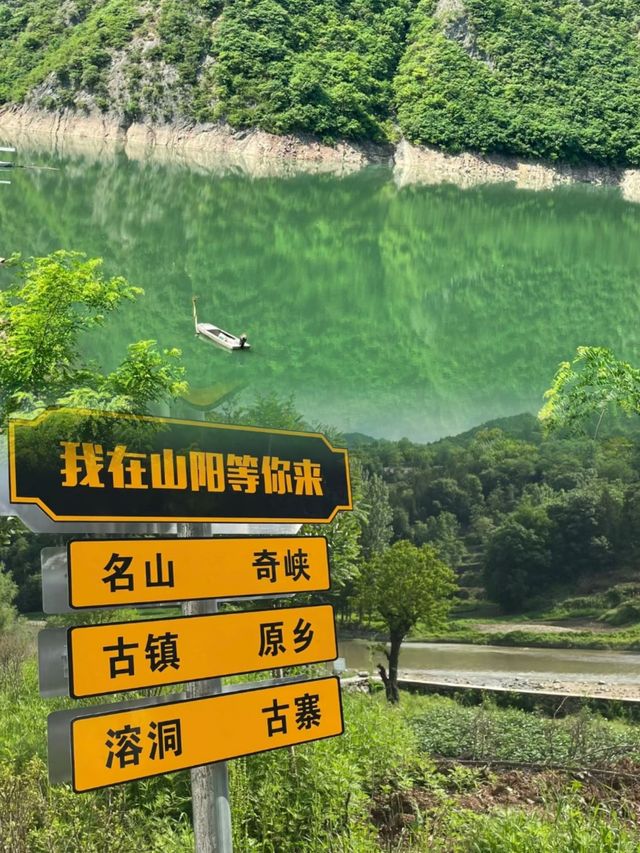 美爆了！西安出發兩個半小時，就能看的月亮灣瀑布！
