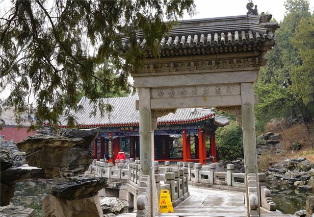北海公園濠濮間，內裡有乾坤