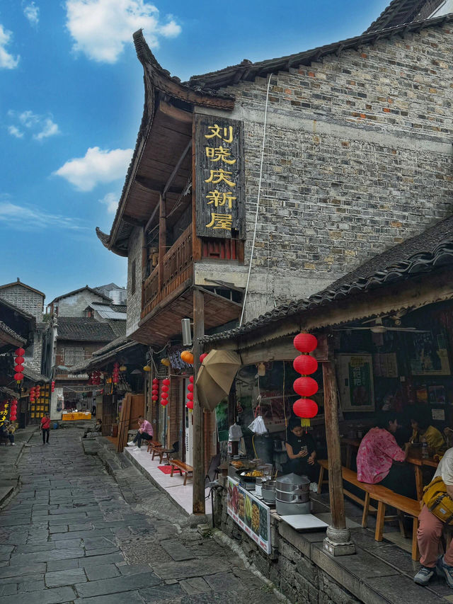 湖南湘西芙蓉鎮｜掛在瀑布上的千年古鎮