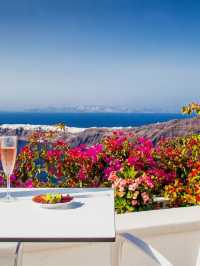 🌅 Santorini Stay: Sunset Views & Serenity 🏨