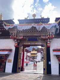魅力西藏，藏傳佛教寺廟——強巴林寺。