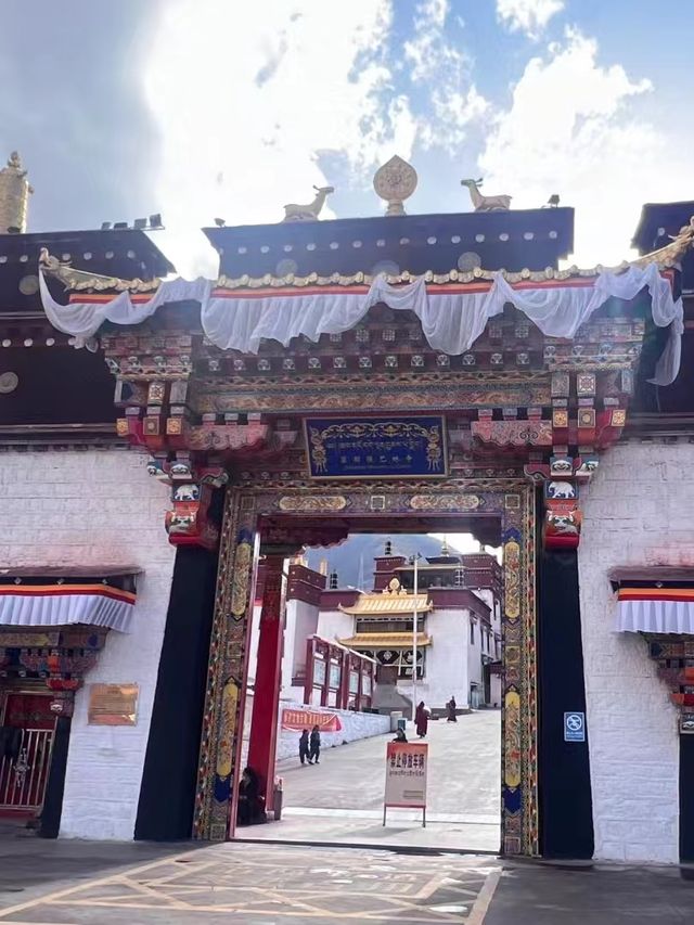 魅力西藏，藏傳佛教寺廟——強巴林寺。