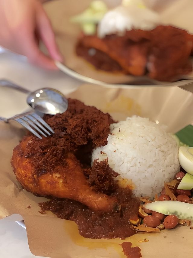 吉隆坡好吃的炸雞椰漿飯就在這裡。