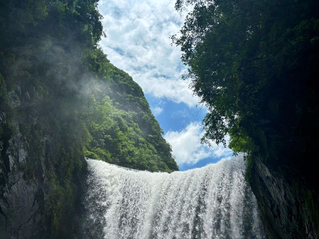 開陽香火岩，壯觀的瀑布，飛流直下三千尺！