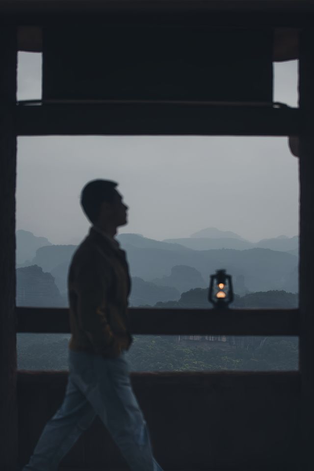 在丹霞山打卡紅色小屋，解鎖春日山水濾鏡