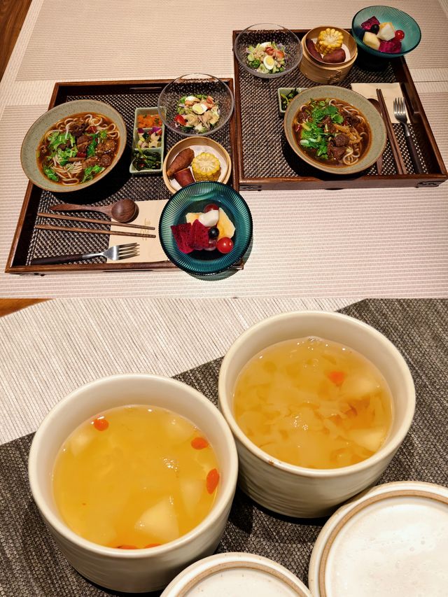 靜享雲端茶敘，躺看兩江交匯與來福士繁華