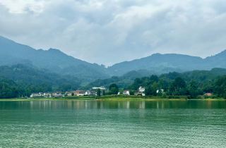 Hanzhong Hongsi Lake Yunman Mountain Villa