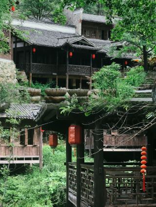 What makes Yunjishan Ancient Town, this viral attraction, so popular?